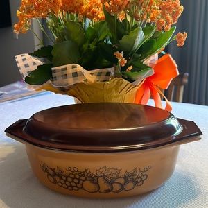 Pyrex Old Orchard 2 1/2 quart covered baking dish.